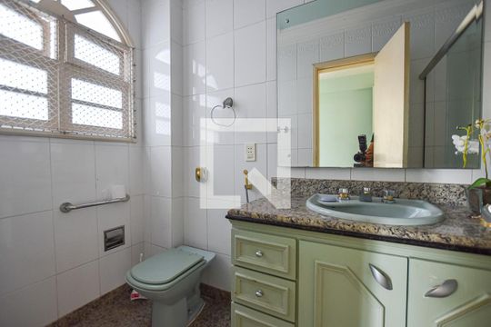 Banheiro da Suíte de apartamento à venda com 4 quartos, 208m² em Icaraí, Niterói