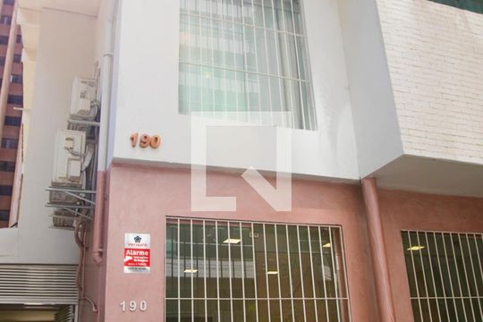 Fachada de casa à venda com 6 quartos, 450m² em Perdizes, São Paulo
