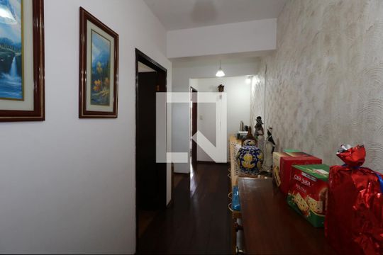Corredor interno de casa à venda com 3 quartos, 190m² em Vila Alzira, Santo André