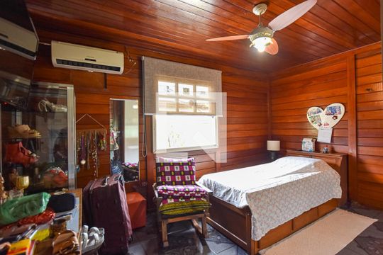 Quarto 1 de casa para alugar com 3 quartos, 400m² em Camboinhas, Niterói