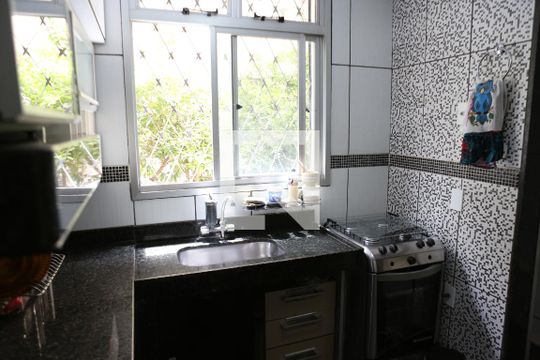 Cozinha de apartamento à venda com 2 quartos, 48m² em Jardim Riacho das Pedras, Contagem
