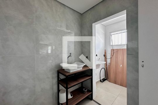 Banheiro de kitnet/studio para alugar com 0 quarto, 30m² em Cidade Monções, São Paulo
