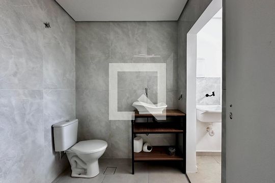 Banheiro de kitnet/studio para alugar com 0 quarto, 30m² em Cidade Monções, São Paulo