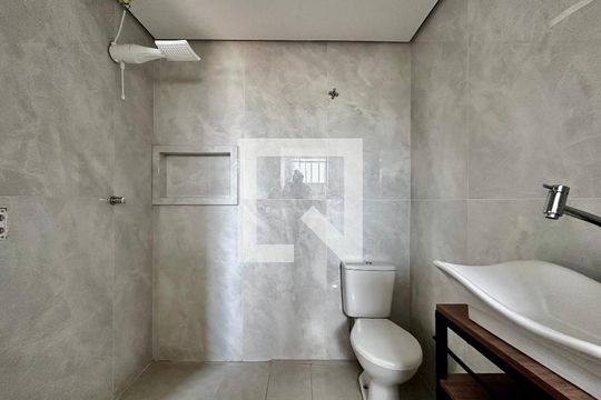 Banheiro de kitnet/studio para alugar com 0 quarto, 30m² em Cidade Monções, São Paulo