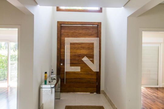 Sala de TV - Entrada de casa de condomínio para alugar com 5 quartos, 672m² em Residencial Morada dos Lagos, Barueri