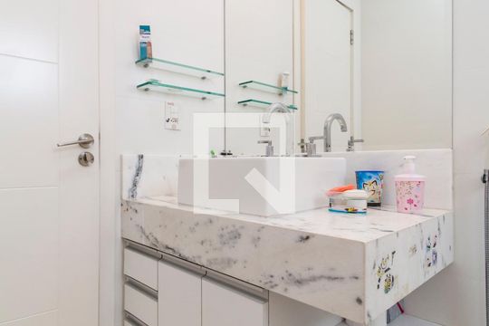 Banheiro da Suíte 2 de casa de condomínio para alugar com 5 quartos, 672m² em Residencial Morada dos Lagos, Barueri