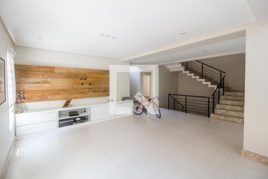 Sala de TV de casa de condomínio para alugar com 5 quartos, 672m² em Residencial Morada dos Lagos, Barueri