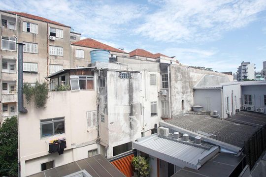 Cozinha + Área de Serviço Vista de apartamento para alugar com 2 quartos, 47m² em Cidade Baixa, Porto Alegre