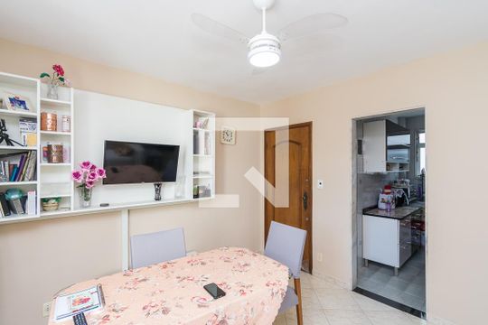 Sala de apartamento à venda com 2 quartos, 56m² em Olaria, Rio de Janeiro
