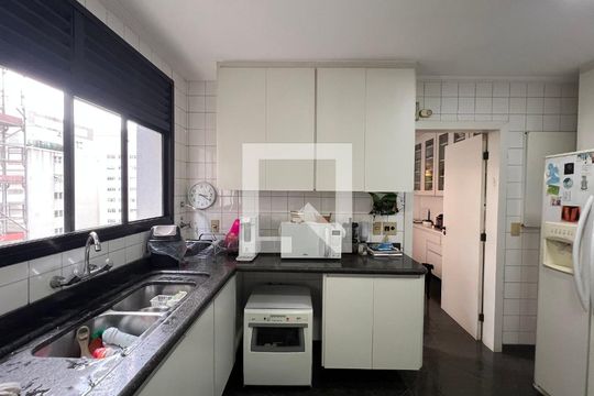 Cozinha de apartamento à venda com 3 quartos, 220m² em Cerqueira César, São Paulo