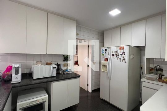 Cozinha de apartamento à venda com 3 quartos, 220m² em Cerqueira César, São Paulo