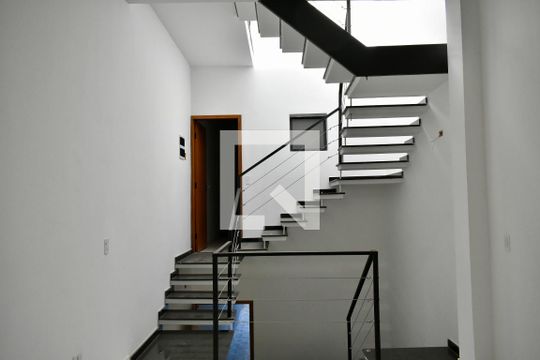Escadas de casa à venda com 3 quartos, 160m² em Chácara Inglesa, São Paulo