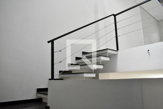Escadas de casa à venda com 3 quartos, 160m² em Chácara Inglesa, São Paulo