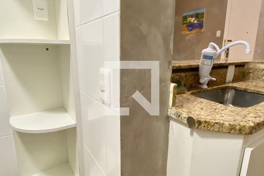 Cozinha de apartamento para alugar com 2 quartos, 47m² em Botafogo, Rio de Janeiro