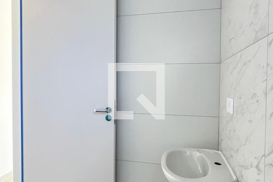 Banheiro de apartamento para alugar com 1 quarto, 38m² em Vila Mangalot, São Paulo