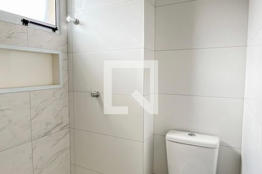 Banheiro de apartamento para alugar com 1 quarto, 38m² em Vila Mangalot, São Paulo