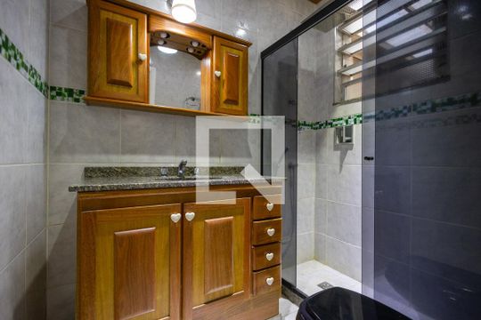Banheiro de apartamento à venda com 2 quartos, 56m² em Tijuca, Rio de Janeiro