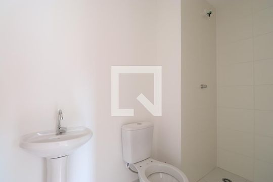 Banheiro de apartamento para alugar com 1 quarto, 30m² em Parque Industrial Tomas Edson, São Paulo