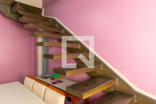 Escada de casa à venda com 4 quartos, 220m² em Vila Graciosa, São Paulo