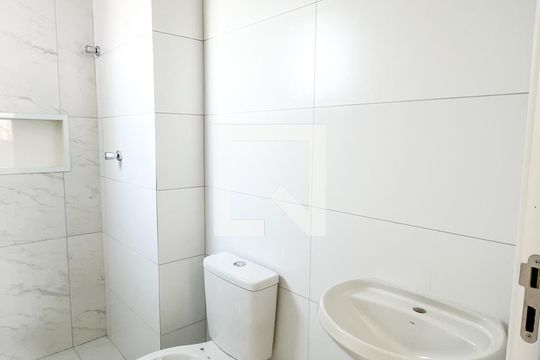 Banheiro de apartamento para alugar com 2 quartos, 27m² em São Domingos, São Paulo
