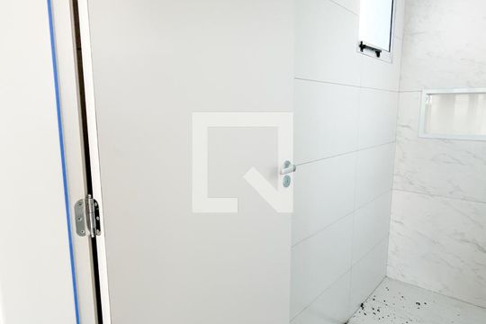 Banheiro de apartamento para alugar com 2 quartos, 27m² em São Domingos, São Paulo