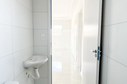 Banheiro de apartamento para alugar com 2 quartos, 27m² em São Domingos, São Paulo