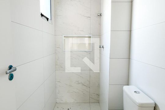 Banheiro de apartamento para alugar com 2 quartos, 27m² em São Domingos, São Paulo