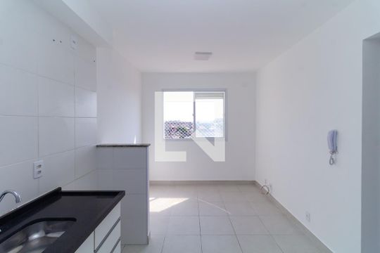 Cozinha de apartamento para alugar com 2 quartos, 32m² em Jardim Planalto, São Paulo