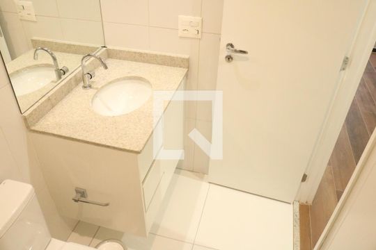 Banheiro de kitnet/studio para alugar com 1 quarto, 27m² em Pompeia, São Paulo