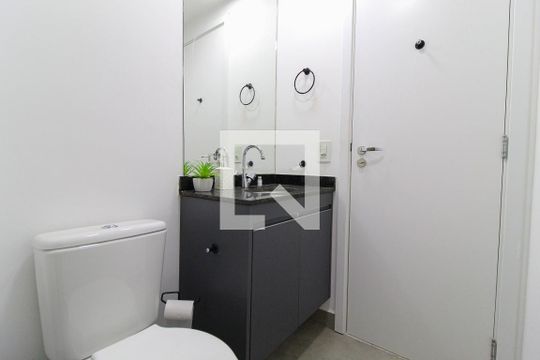Banheiro de kitnet/studio para alugar com 1 quarto, 28m² em Indianópolis, São Paulo