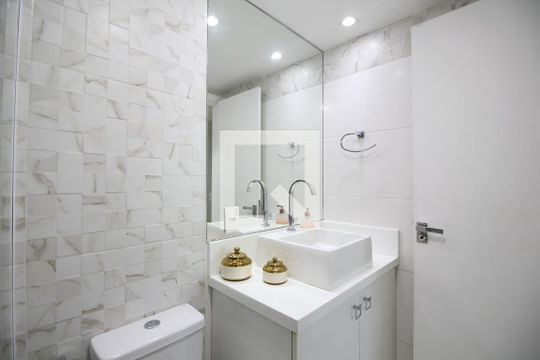 Banheiro Social de apartamento para alugar com 2 quartos, 82m² em Barra da Tijuca, Rio de Janeiro