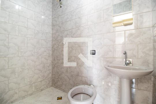 Banheiro de kitnet/studio para alugar com 1 quarto, 18m² em Santa Quiteria, Curitiba