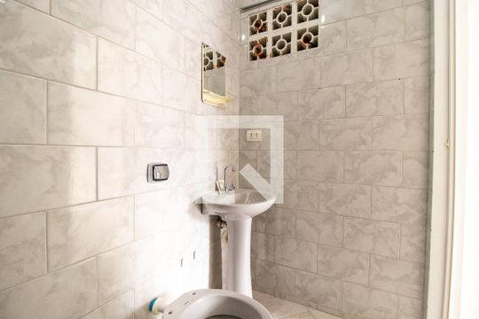 Banheiro de kitnet/studio para alugar com 1 quarto, 18m² em Santa Quiteria, Curitiba