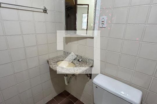Banheiro de apartamento para alugar com 2 quartos, 57m² em Tomás Coelho, Rio de Janeiro