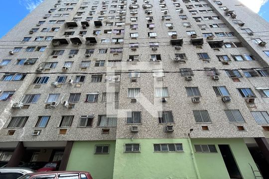 Fachada + plaquinha de apartamento para alugar com 2 quartos, 57m² em Tomás Coelho, Rio de Janeiro