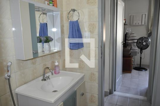 Banheiro de apartamento à venda com 2 quartos, 55m² em Pilares, Rio de Janeiro