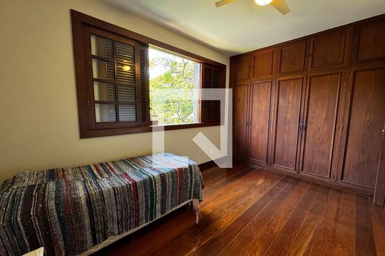 Quarto 2 de casa à venda com 8 quartos, 400m² em Mangabeiras, Belo Horizonte