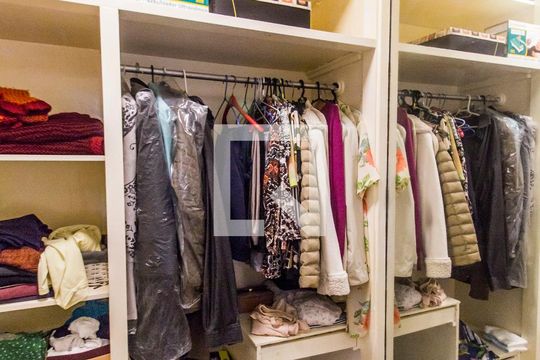 Closet da suíte 1 de casa de condomínio para alugar com 4 quartos, 480m² em Residencial Seis (alphaville), Santana de Parnaíba
