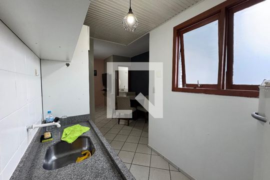 Cozinha de apartamento para alugar com 2 quartos, 30m² em Centro, São Leopoldo
