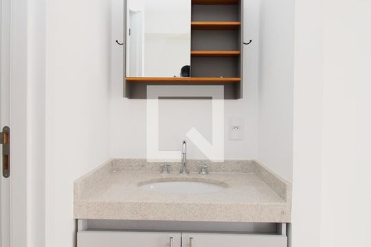 Banheiro de kitnet/studio para alugar com 1 quarto, 20m² em Butantã, São Paulo