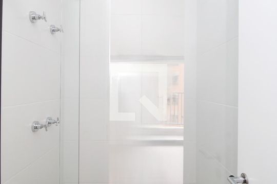 Banheiro de kitnet/studio para alugar com 1 quarto, 20m² em Butantã, São Paulo