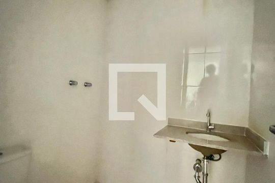Banheiro de apartamento à venda com 2 quartos, 33m² em Vila Guarani (Z Sul), São Paulo