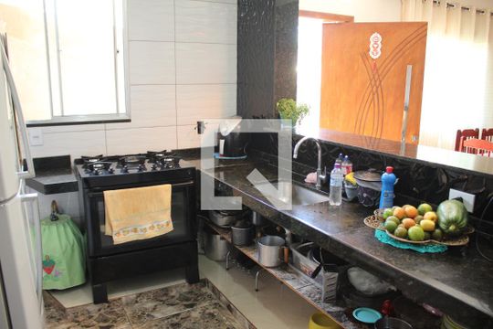 Cozinha de casa à venda com 3 quartos, 180m² em Diamante, Belo Horizonte