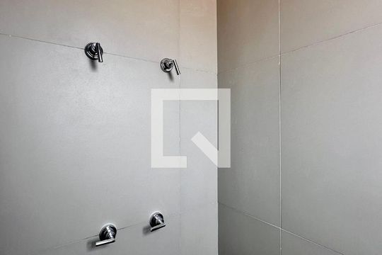 Banheiro de apartamento à venda com 1 quarto, 42m² em Vila Cordeiro, São Paulo