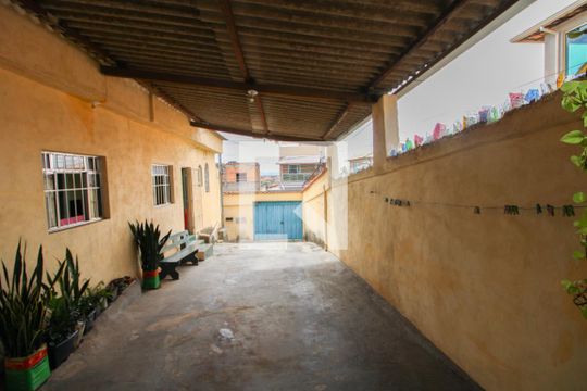 Garagem de casa à venda com 5 quartos, 142m² em Céu Azul, Belo Horizonte