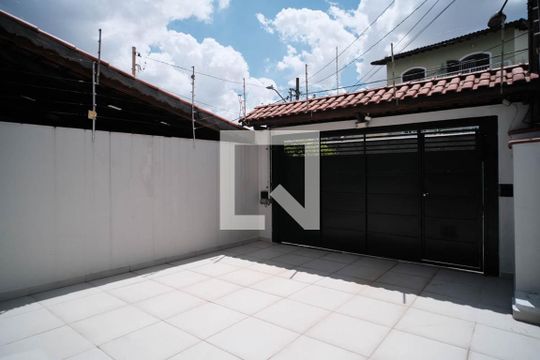 Garagem de casa para alugar com 3 quartos, 125m² em Jardim Santa Maria, São Paulo