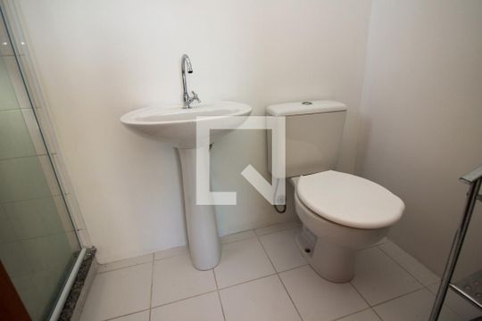 Banheiro da Suíte de apartamento para alugar com 2 quartos, 58m² em Azenha, Porto Alegre