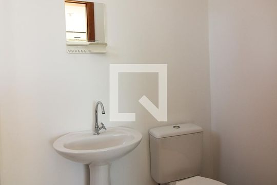 Banheiro da Suíte de apartamento para alugar com 2 quartos, 58m² em Azenha, Porto Alegre