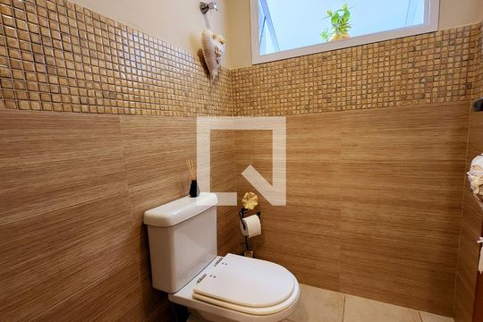 Banheiro Social de casa de condomínio à venda com 6 quartos, 412m² em Jardim Santa Teresa, Jundiaí