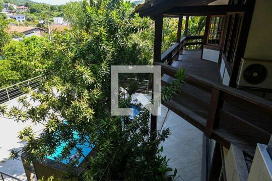 Casa à venda com 4 quartos, 401m² em Pendotiba, Niterói